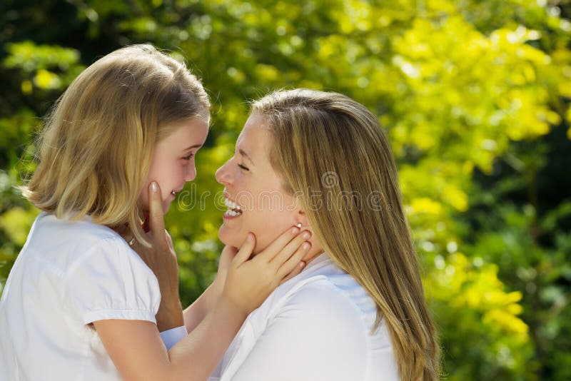 Moder och dotter som tillsammans delar ett ögonblick utomhus royaltyfri fotografi Moder och dotter som tillsammans delar ett ögonblick utomhus royaltyfri fotografi