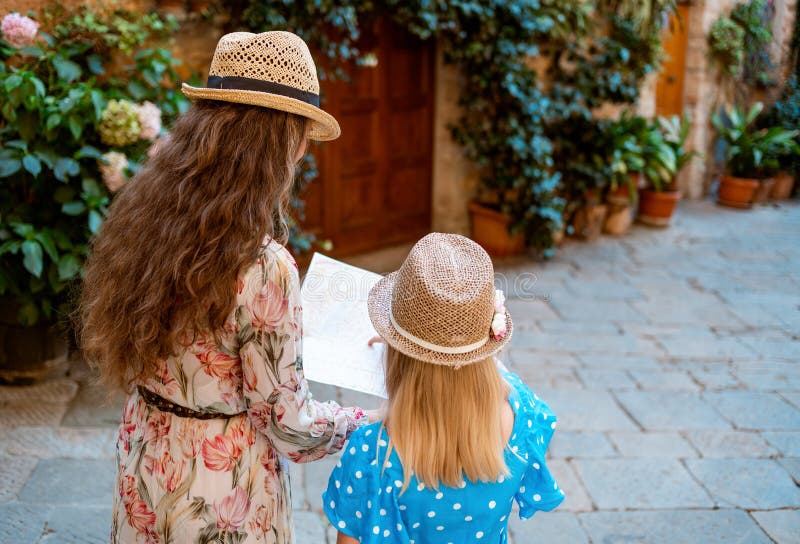 Moder- och dotterturister i den gamla italienska staden som ser översikten royaltyfri fotografi Moder- och dotterturister i den gamla italienska staden som ser översikten royaltyfri fotografi