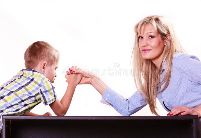 Moder- och sonarmbrottningen sitter på tabellen arkivfoto Moder- och sonarmbrottningen sitter på tabellen arkivfoto