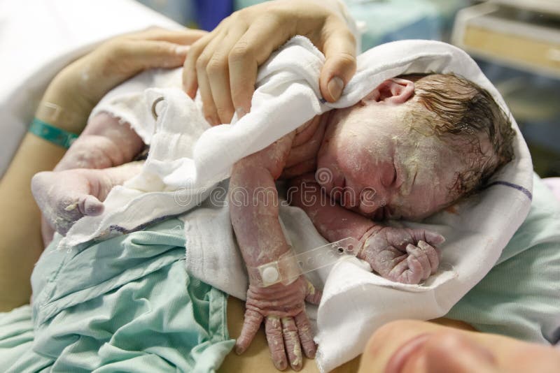 Moder som kramar ett dolt nyfött för vernix arkivbild Moder som kramar ett dolt nyfött för vernix arkivbild