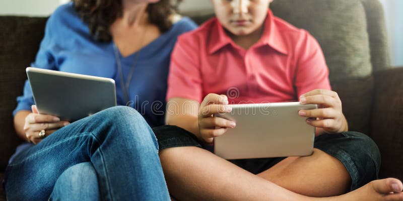 Moderbarn som lär socialt massmediabegrepp för utbildning arkivfoto