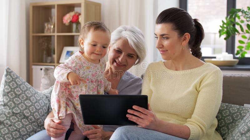 Moderdotter och mormor med tablett pc