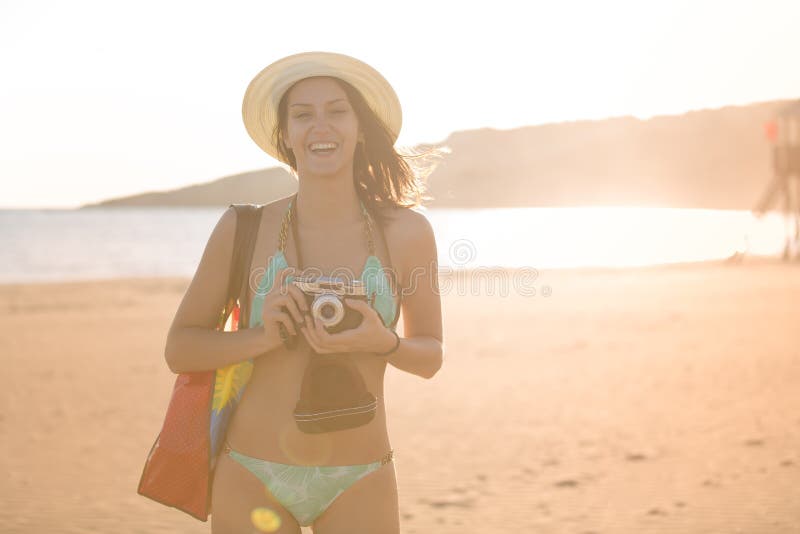 Moderiktig modern hipsterkvinna för attraktiv passform som tar foto med den retro tappningfilmkameran Livsstilfotograf royaltyfri foto Moderiktig modern hipsterkvinna för attraktiv passform som tar foto med den retro tappningfilmkameran Livsstilfotograf royaltyfri foto