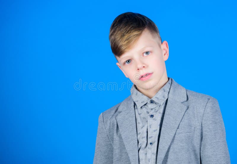 moderiktig unge Förtjusande modemodell Modepys med allvarlig blick Gulligt pojkebarn i modestil preschooler royaltyfria bilder moderiktig unge Förtjusande modemodell Modepys med allvarlig blick Gulligt pojkebarn i modestil preschooler royaltyfria bilder
