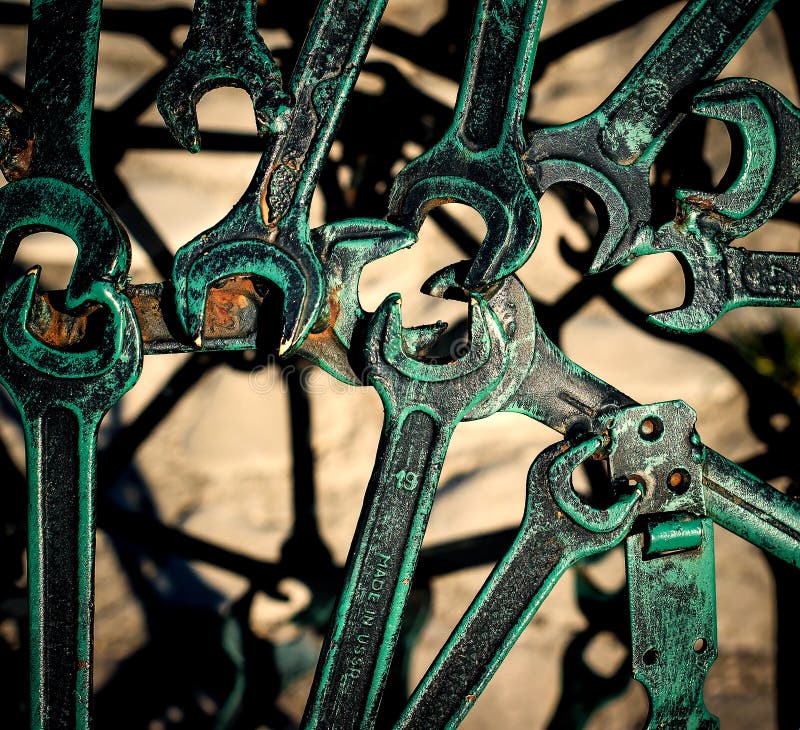 Modern abstrakt industriell modell från skruvnycklar för svetsad metall Steampunk bakgrund royaltyfri foto Modern abstrakt industriell modell från skruvnycklar för svetsad metall Steampunk bakgrund royaltyfri foto
