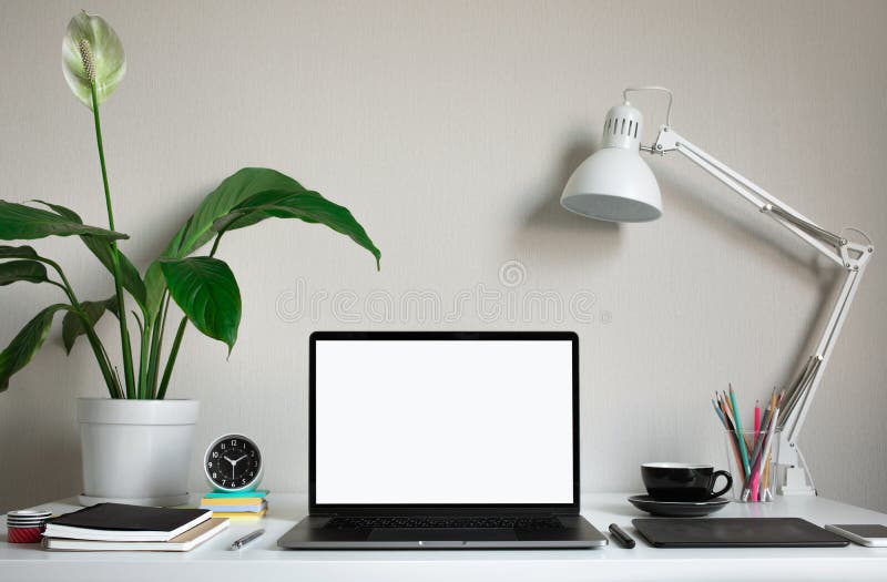 Modern arbetstabell med den tomma datorbärbara datorn och tillbehör i inrikesdepartementetstudio Frilans- formgivare- eller blogg fotografering för bildbyråer
