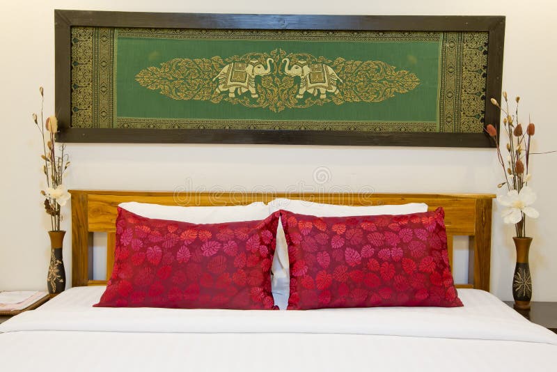 Modern Aziatisch-Stijlbed met aardige serigrafie met kader in bedro stock foto Modern Aziatisch-Stijlbed met aardige serigrafie met kader in bedro stock foto