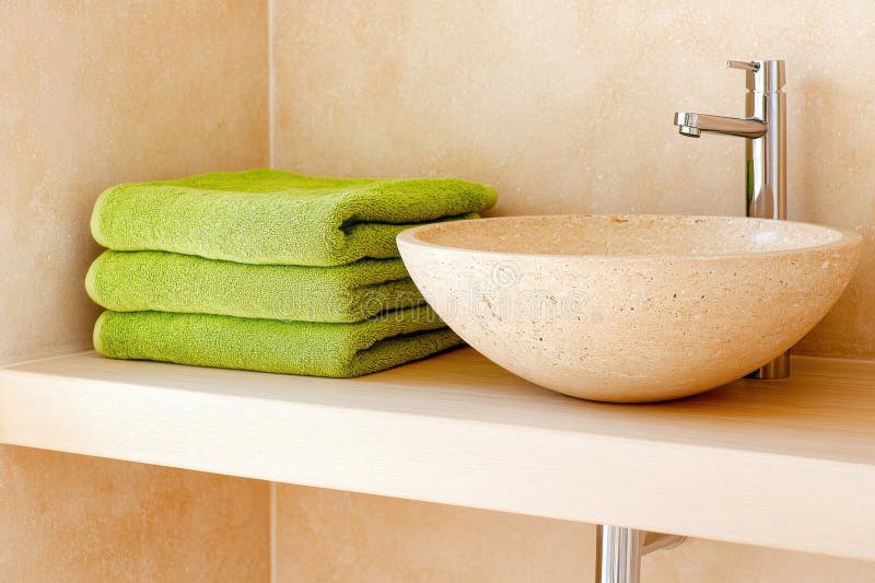 Modern badrumsdesign med terracotta-plattor en beige keramisk sink och snyggt arrangerade goldengröna handdukar på en trähylla stock illustrationer