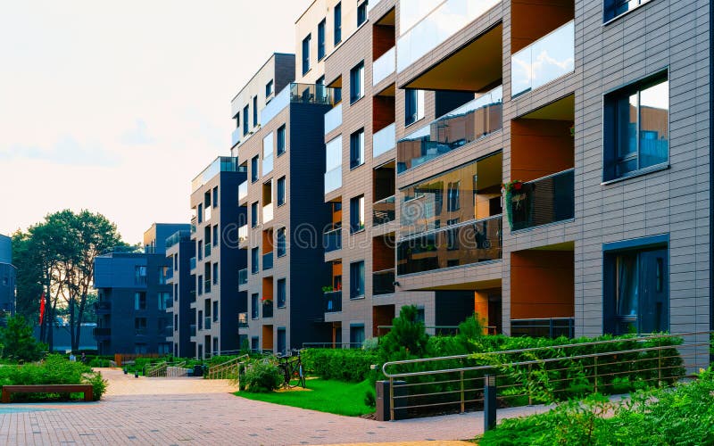 Modern bostadshus, bostadshus, byggnadskomplex och reflexer för utomhusanläggningar arkivfoto