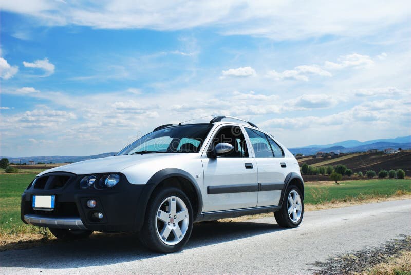 Moderné strieborné auto na strane poľnej ceste.