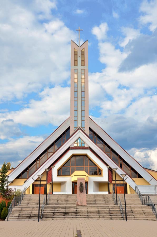 Moderný kresťanský kostol s nebom v pozadí