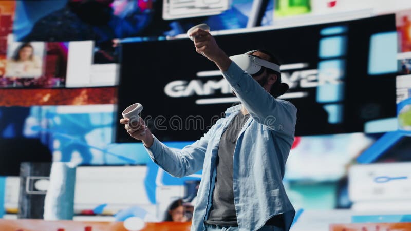 Modern cool man utilise des lunettes de réalité virtuelle pour une connexion web 3d banque de vidéos