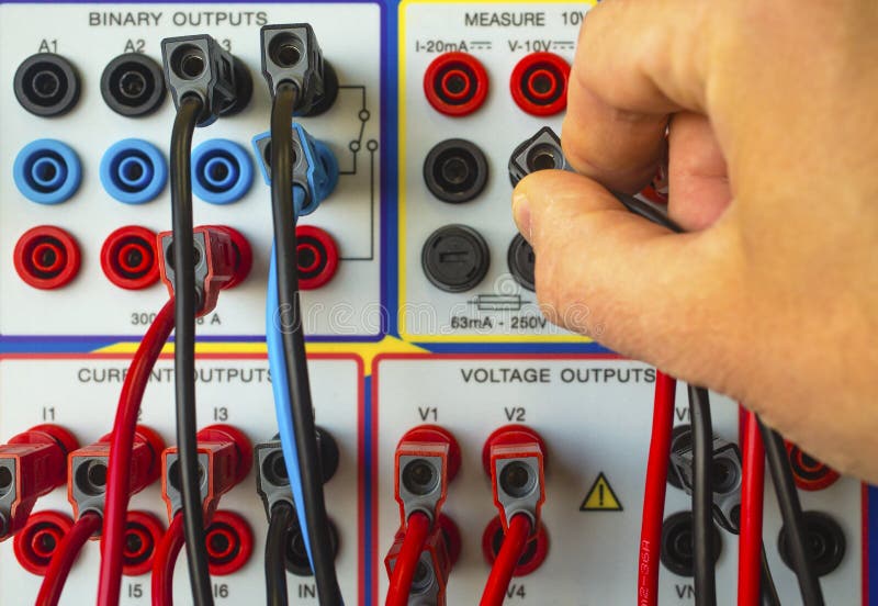 Modern elektronisk apparat för reläskyddsprovning fotografering för bildbyråer Modern elektronisk apparat för reläskyddsprovning fotografering för bildbyråer