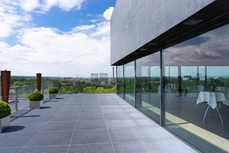 Modern en hoog dakterras met restaurant in Duitsland royalty-vrije stock afbeeldingen Modern en hoog dakterras met restaurant in Duitsland royalty-vrije stock afbeeldingen