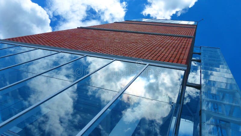 Modern fasad med reflexion av himmel och moln royaltyfri fotografi Modern fasad med reflexion av himmel och moln royaltyfri fotografi