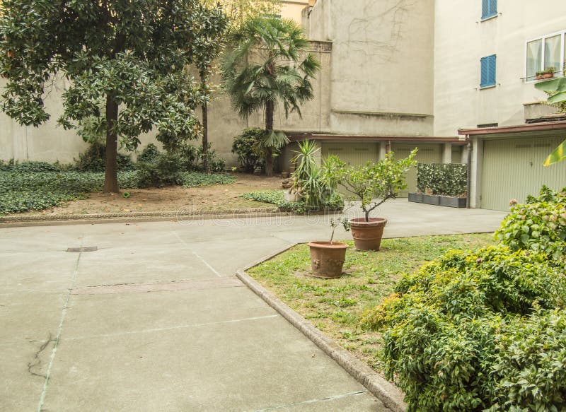 Modern gård i en bostadshus i italienska milanska. tidig morgon höst fotografering för bildbyråer