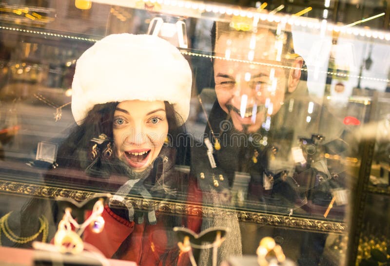 Modern hipsterpaar die op de tijd van de winterkerstmis winkelen stock foto's Modern hipsterpaar die op de tijd van de winterkerstmis winkelen stock foto's