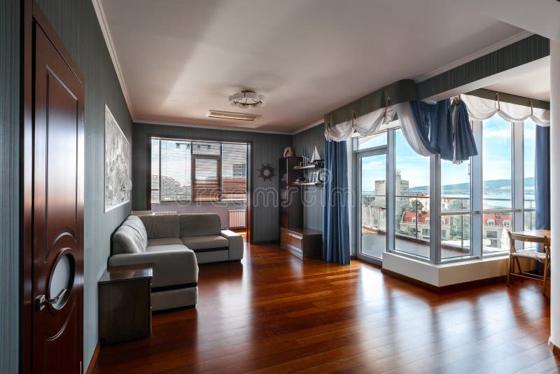 Modern huis, een woonkamer met het moderne meubilair en een schilderachtige mening van de stad stock foto Modern huis, een woonkamer met het moderne meubilair en een schilderachtige mening van de stad stock foto