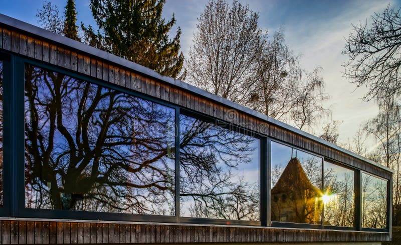 Modern huis met lange glasmuur, spiegelverglazing, zonsondergang stock afbeeldingen Modern huis met lange glasmuur, spiegelverglazing, zonsondergang stock afbeeldingen