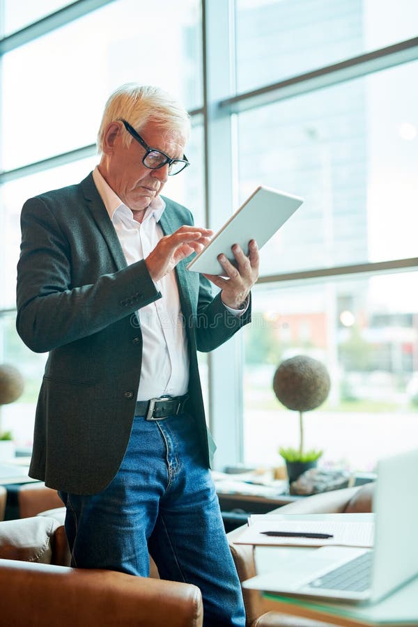 Modern hög affärsman Using Tablet arkivfoton Modern hög affärsman Using Tablet arkivfoton