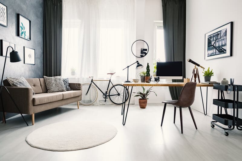 Modern inrikesdepartementetinre med ett stor fönster, soffa, cykel och de fotografering för bildbyråer Modern inrikesdepartementetinre med ett stor fönster, soffa, cykel och de fotografering för bildbyråer