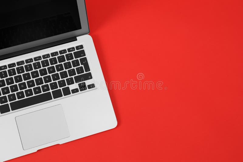 Chiếc laptop hiện đại đang sẵn sàng để tung hô trên nền đỏ tươi tắn. Hãy xem ngay hình ảnh liên quan và trải nghiệm sự kết hợp hoàn hảo giữa công nghệ và sắc màu. 
