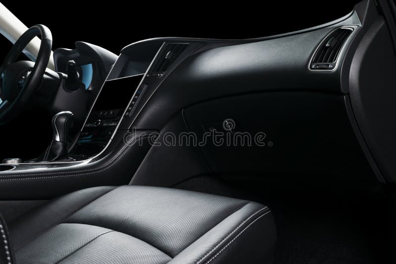 Modern lyxig bil inom Inre av den moderna bilen för prestige Bekväma läderplatser Svart perforerad lädercockpit Styrning w arkivfoto