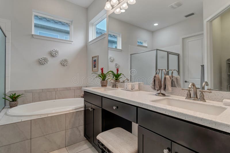 Modern master bathroom royalty free stock photos
