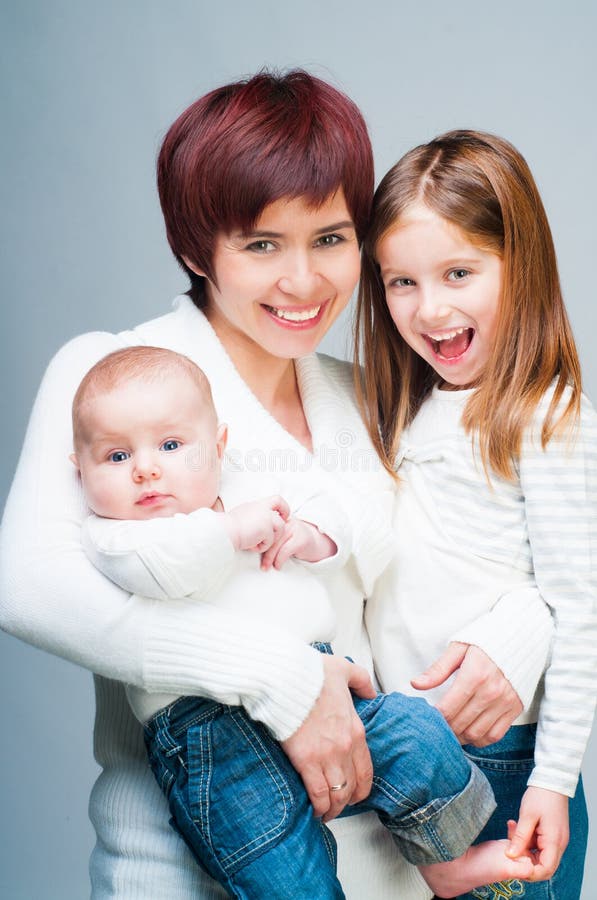 Modern med behandla som ett barn arkivfoto