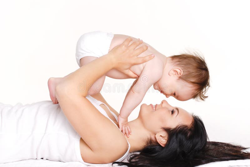 Modern med behandla som ett barn isolerat på vit. Lycklig familj med nyfött. arkivfoto Modern med behandla som ett barn isolerat på vit. Lycklig familj med nyfött. arkivfoto