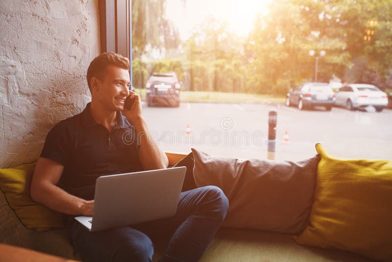 Modern mensen werkend huis die laptop met behulp van stock foto Modern mensen werkend huis die laptop met behulp van stock foto
