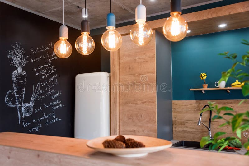Modern meubilair in luxekeuken Minimalistisch Skandinavisch binnenland in zolderflat met houten meubilair, lampen royalty-vrije stock foto Modern meubilair in luxekeuken Minimalistisch Skandinavisch binnenland in zolderflat met houten meubilair, lampen royalty-vrije stock foto