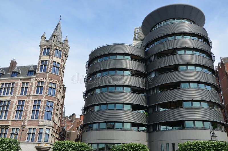 Modern och gammal arkitektur, Antwerpen fotografering för bildbyråer Modern och gammal arkitektur, Antwerpen fotografering för bildbyråer