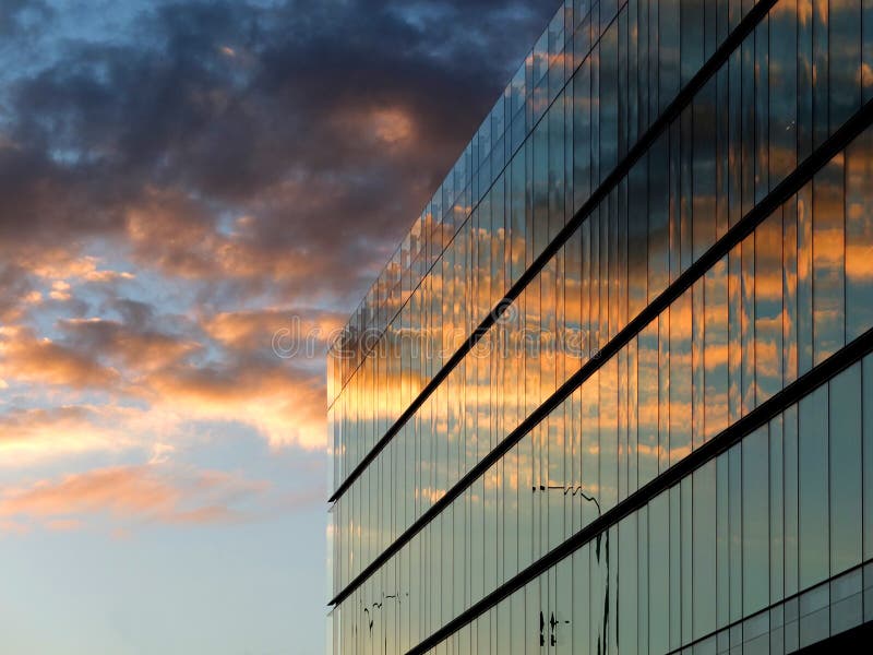 Glas Büro gebäude Sonnenuntergang Betrachtung.