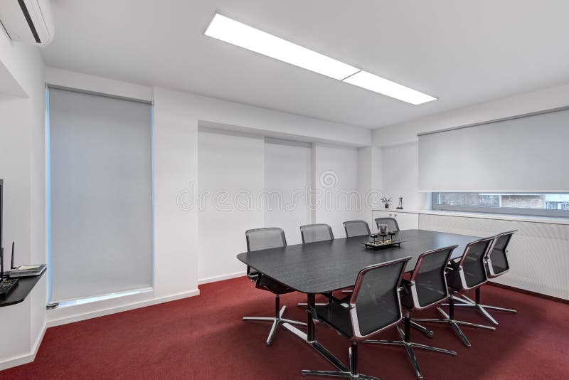 Un diagonale di visualizzazione immagine di un moderno piccole sale riunioni / pensione in camera in un lussuoso edificio per uffici.