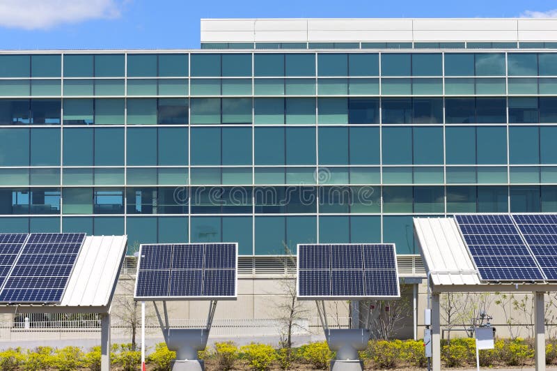 Países nivel soleado campo antes oficina el edificio.