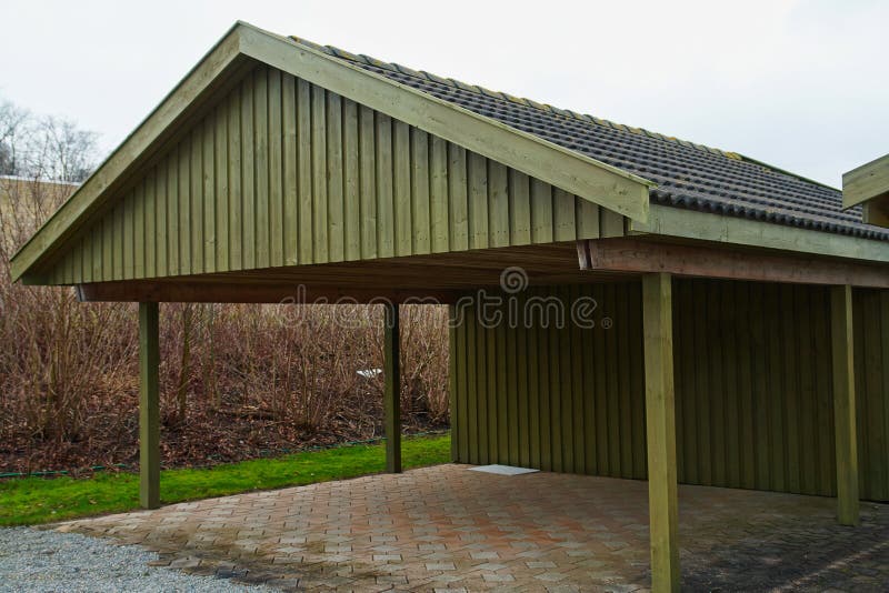 Modern parkering för carportbilgarage royaltyfri foto Modern parkering för carportbilgarage royaltyfri foto