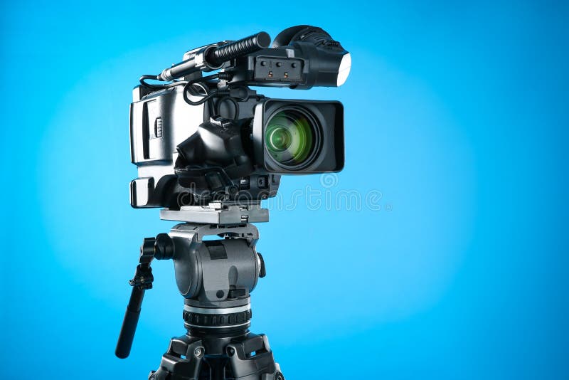 Không cần phải là nhà làm phim chuyên nghiệp, bạn cũng có thể tạo ra những video chất lượng cao với máy quay video chuyên nghiệp hiện đại trên nền. Với khả năng tự động điều chỉnh chất lượng hình ảnh, bạn không cần phải lo lắng về việc bỏ lỡ bất kỳ cảnh quay nào. Hãy tận hưởng công nghệ hiện đại này và chinh phục trái tim khán giả!