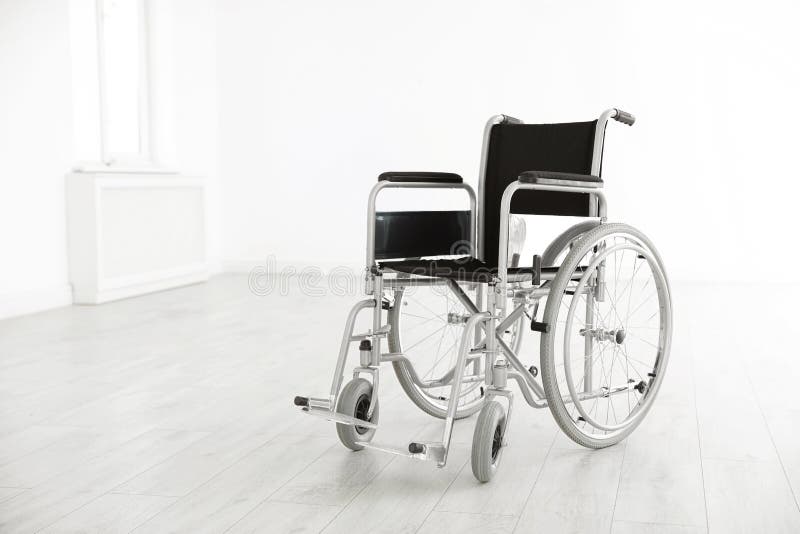 Modern rullstol i tomt rum Medicinsk utrustning arkivbilder Modern rullstol i tomt rum Medicinsk utrustning arkivbilder