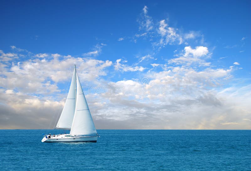 Osamelý moderné plaviť loďou, plavba na pokojné modré vody
