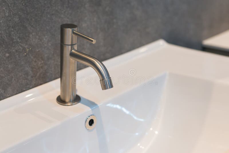 Modern samtida för garnering för vattenkranbadruminre arkivbild Modern samtida för garnering för vattenkranbadruminre arkivbild