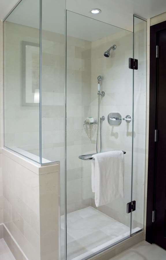 Moderno stand-alone doccia con porta in vetro.
