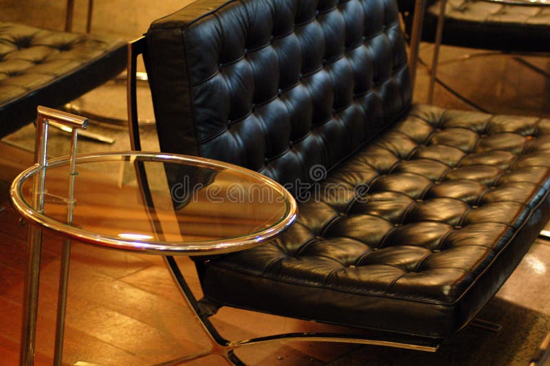 Modern sofa för svart läder royaltyfri foto