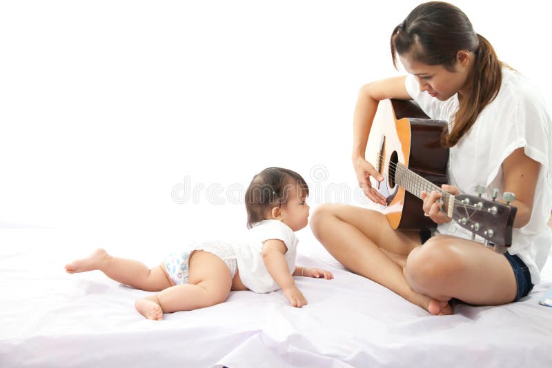 Modern spelar en gitarr royaltyfri fotografi Modern spelar en gitarr royaltyfri fotografi