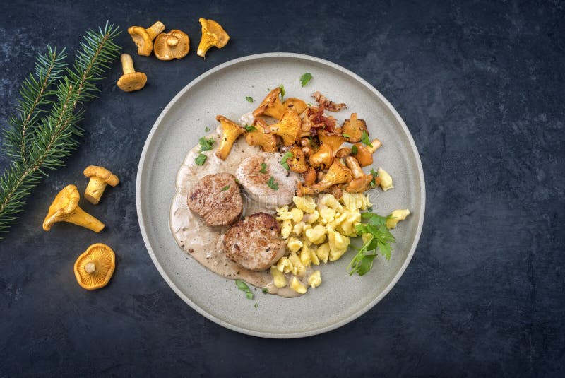 Modern traditionell barbecue-filéer i gräddsås med chanterelle-svampar och spaetzle arkivfoto
