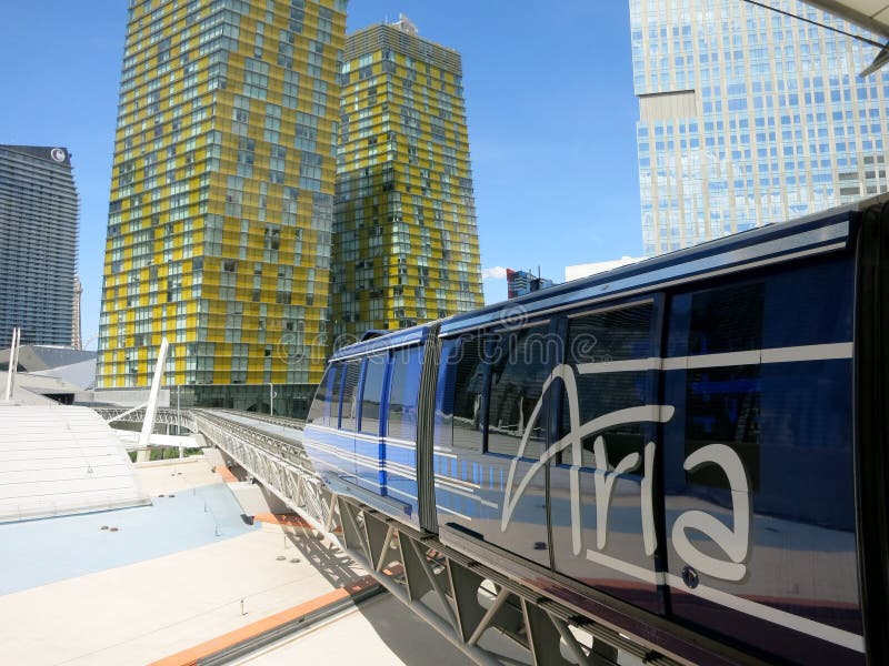 Modern Tram lämnar Aria Express - Bellagio/Vdara Station pulla till stationen arkivbilder Modern Tram lämnar Aria Express - Bellagio/Vdara Station pulla till stationen arkivbilder