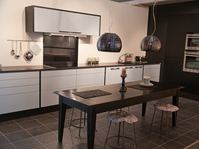 Design moderno, trendy cucina in bianco e nero, elementi in legno, metallo e vetro.
