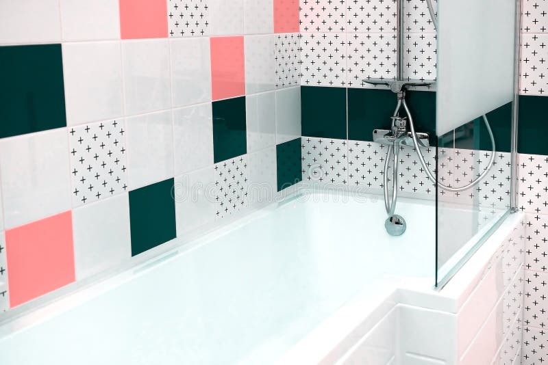 Modern vask för tvättställ i badrummet Chrome pläterade vattenblandaren Spegeln ovanför vasken royaltyfri fotografi Modern vask för tvättställ i badrummet Chrome pläterade vattenblandaren Spegeln ovanför vasken royaltyfri fotografi