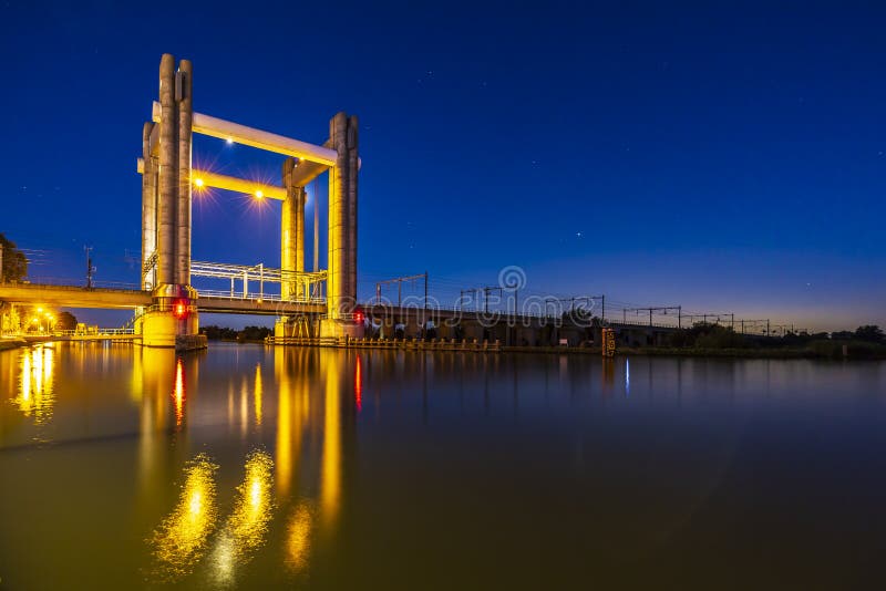 Modern vertikal Hoge Gouwespoorbrug för järnvägelevatorbro gouda, arkivfoton Modern vertikal Hoge Gouwespoorbrug för järnvägelevatorbro gouda, arkivfoton