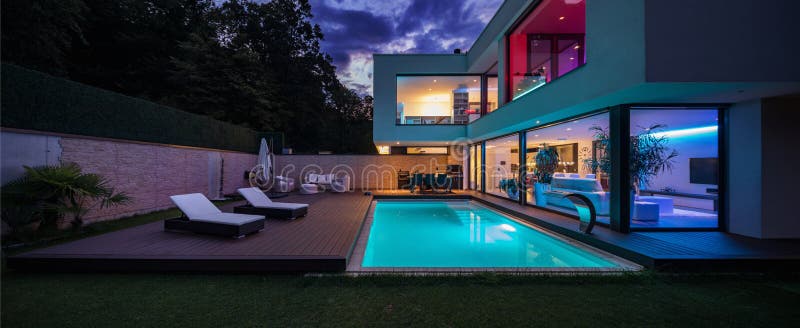 Modern villa med kulöra ledde ljus på natten royaltyfri bild